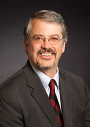 ˼ȫ򸱿Ӌ(j)ϯg(sh)Lew Tucker