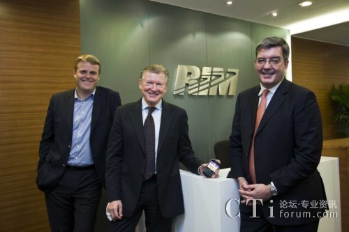 RIM公司亞太區(qū)高級副總裁Urpo Karjalainen先生 (圖中) , RIM中國區(qū)總裁謝國睿先生 (圖左) , 及RIM中國區(qū)銷售副總裁兼亞太區(qū)整合營銷副總裁Alex Lambeek先生 (圖右)