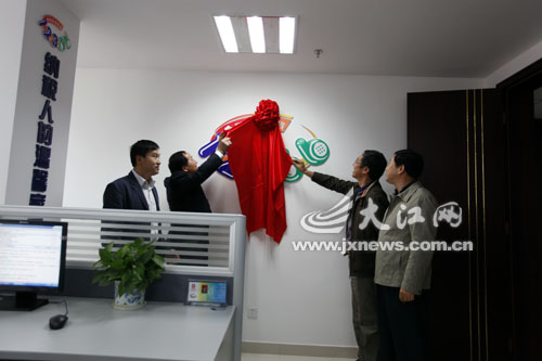 國(guó)家稅務(wù)總局納稅服務(wù)司副司長(zhǎng)張樹學(xué)為12366納稅服務(wù)熱線揭牌